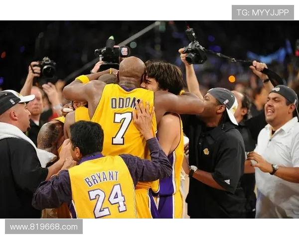 国王队与湖人队在夏季联赛中的激烈对决与精彩瞬间回顾